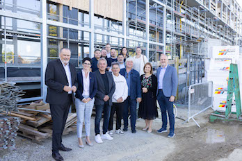 Begehung der Baustelle für das Volksgruppenhaus Burgenland: 1. Reihe vorne: Landeshauptmann Hans Peter Doskozil, Geschäftsführerin Landesimmobilien Burgenland Jutta Benedek, Burgenländisch-Ungarischer Kulturverein Ludwig Frauer, Vorsitzender des Volksgruppenbeirates der Roma Emmerich Gärtner-Horvath, Vorsitzender des Volksgruppenbeirates der Ungar*innen Attila Somogyi, Abteilungsvorständin der Abteilung 7 – Bildung, Kultur und Wissenschaft Danijela Ilic und Vorsitzender des Kroatischen Kulturvereines Josef Buranits  2. Reihe hinten: Geschäftsführer des Vereines Hango Roma Martin Horvath, Projektleiter der Landesimmobilien Burgenland Daniel Zieserl, Kaufmännischer Direktor der Klinik Oberwart Marc Seper, Generalsekretär des Kroatischen Kulturvereines Martin Kerstinger, Volksgruppenbeirat der Roma Josef Schmidt, Radio Mora Tina Nardai, Burgenländisch-Ungarischer Kulturverein Carmen Prascsaics (Foto: Landesmedienservice)