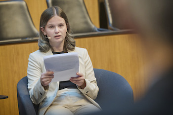 30 Jahre Nationalfonds: Lesung von Sarah Gärtner-Horvath (Bild: Parlamentsdirektion/​Johannes Zinner, 10.11.2025)