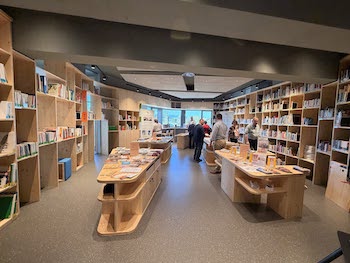 Khetanbutschalinipe sar le meg na dija: Nevi biblijoteka le flogoskere grupnendar Erbate / Synergie wie noch nie: Neue Volksgruppenbibliothek in Oberwart (Kipo / Foto: Stadtgemeinde Oberwart/Fb)